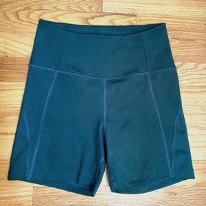 Girlfriend High-Rise Run Short in Moss - Like New